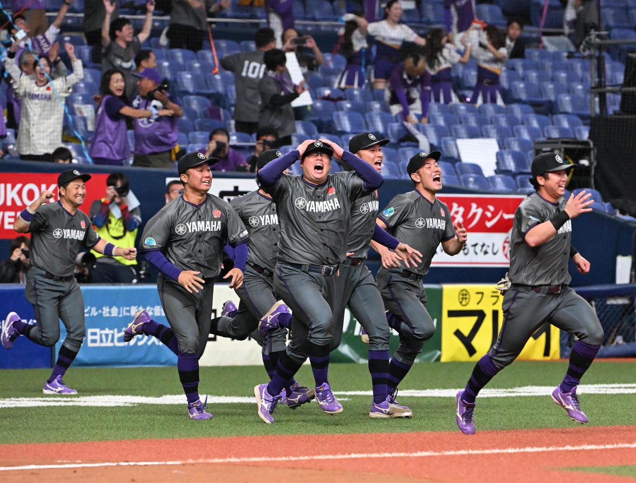 優勝を果たし喜ぶヤマハナイン（撮影・石井愛子）