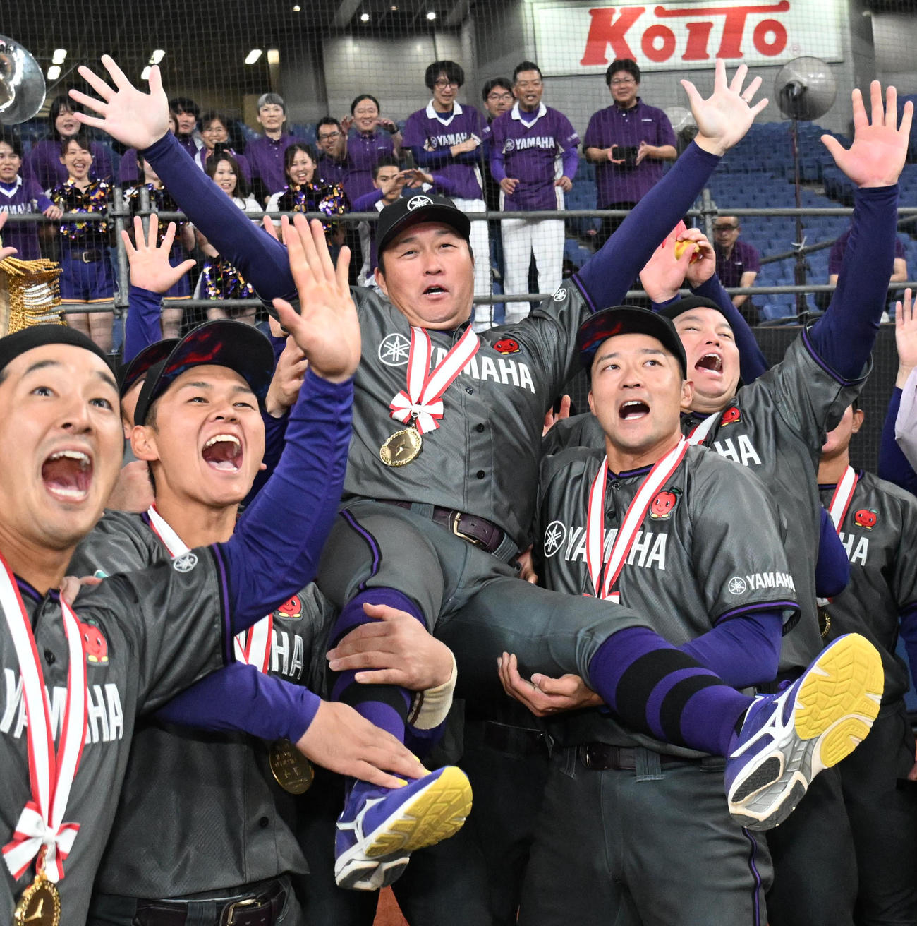 優勝を果たし胴上げされるヤマハの甲原直樹監督（中央）（撮影・石井愛子）
