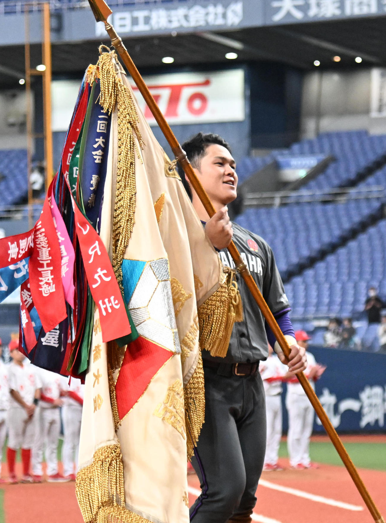 ダイヤモンド旗を授与されるヤマハの大本拓海（撮影・石井愛子）