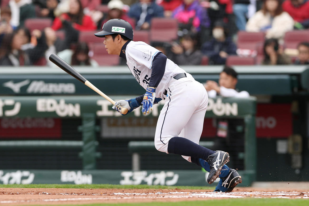 トライアウトの第4打席で安打を放つ西武松原（撮影・前田充）