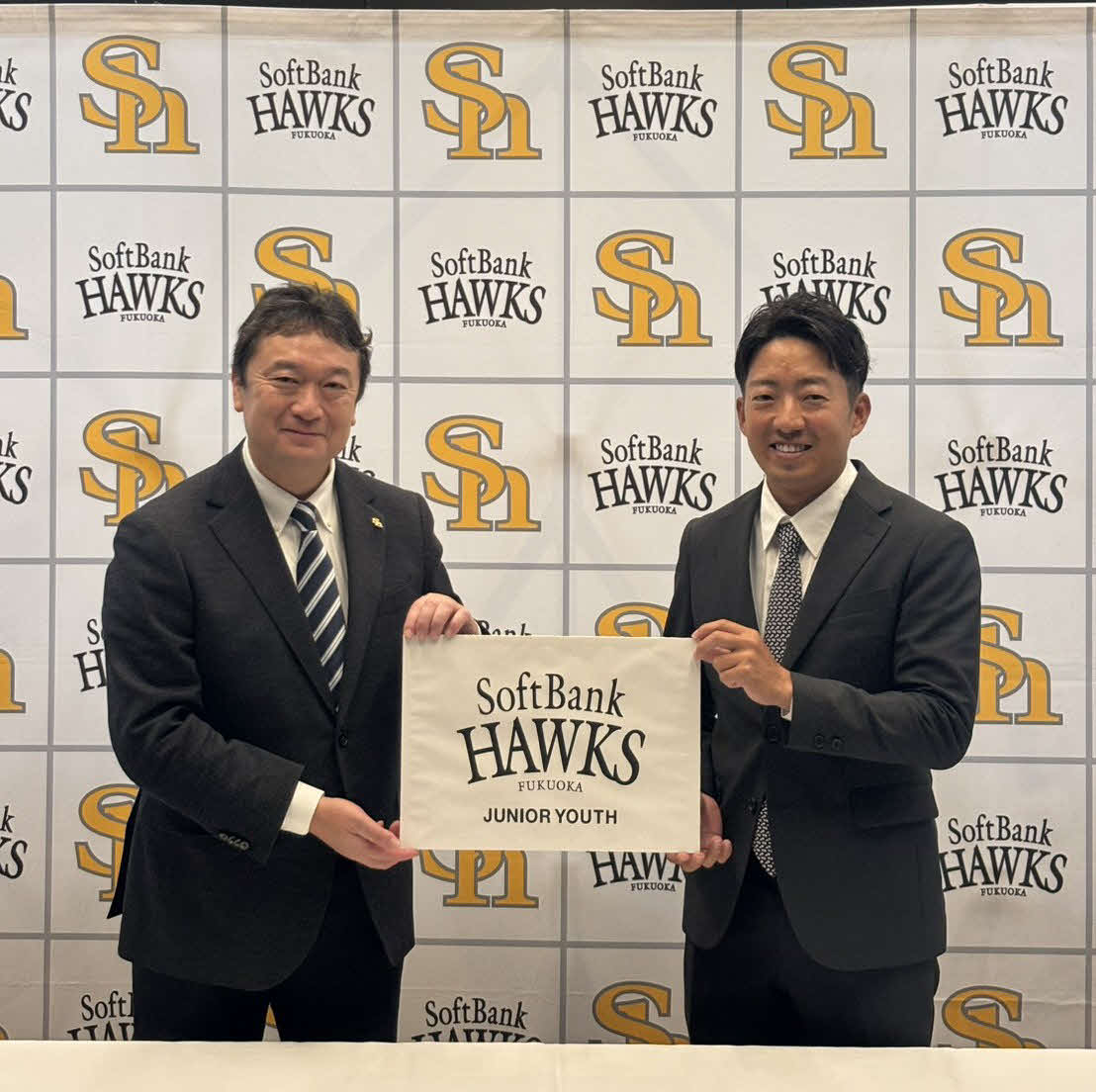 福岡玄界灘ボーイズの初代監督に就任した嘉弥真新也監督（右）。左は三笠GM（撮影・只松憲）