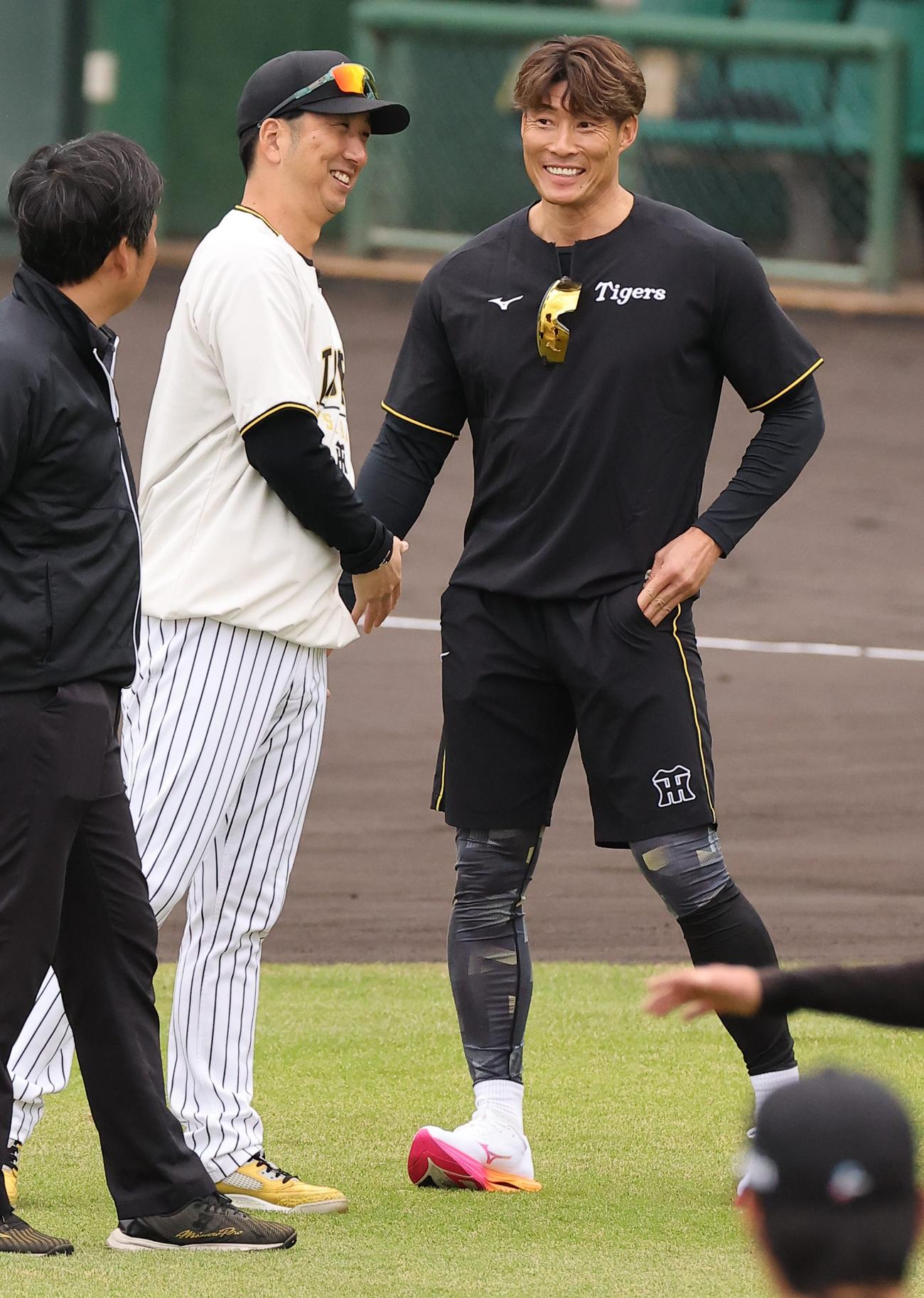 藤川監督（左）と笑顔を見せる糸井SA（撮影・上田博志）
