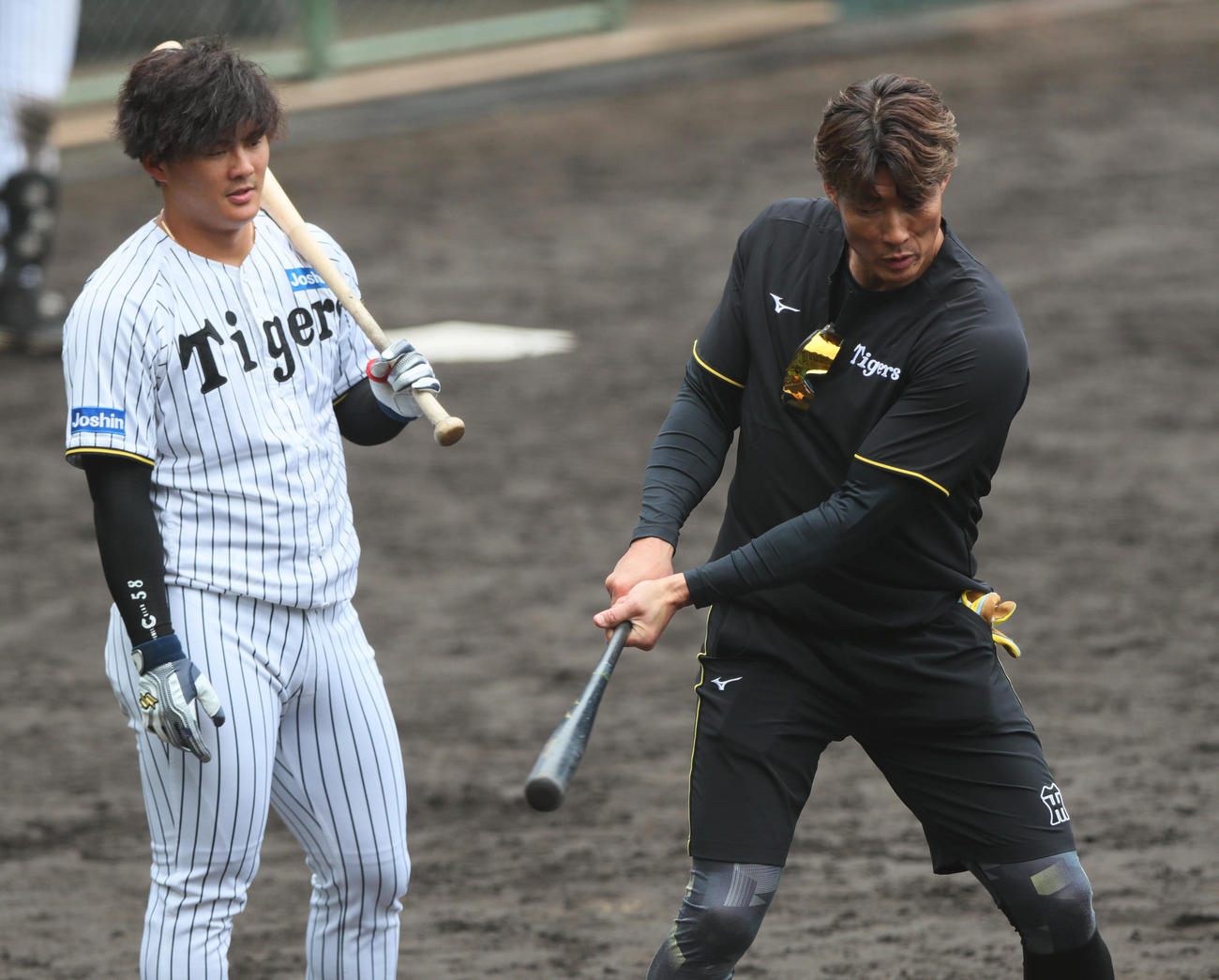 阪神前川（左）を指導する糸井SA（撮影・上山淳一）