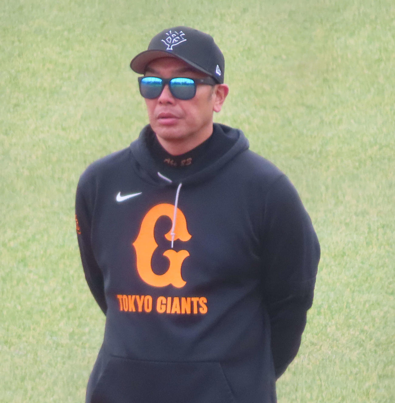 練習を見守る巨人阿部監督（撮影・水谷京裕）