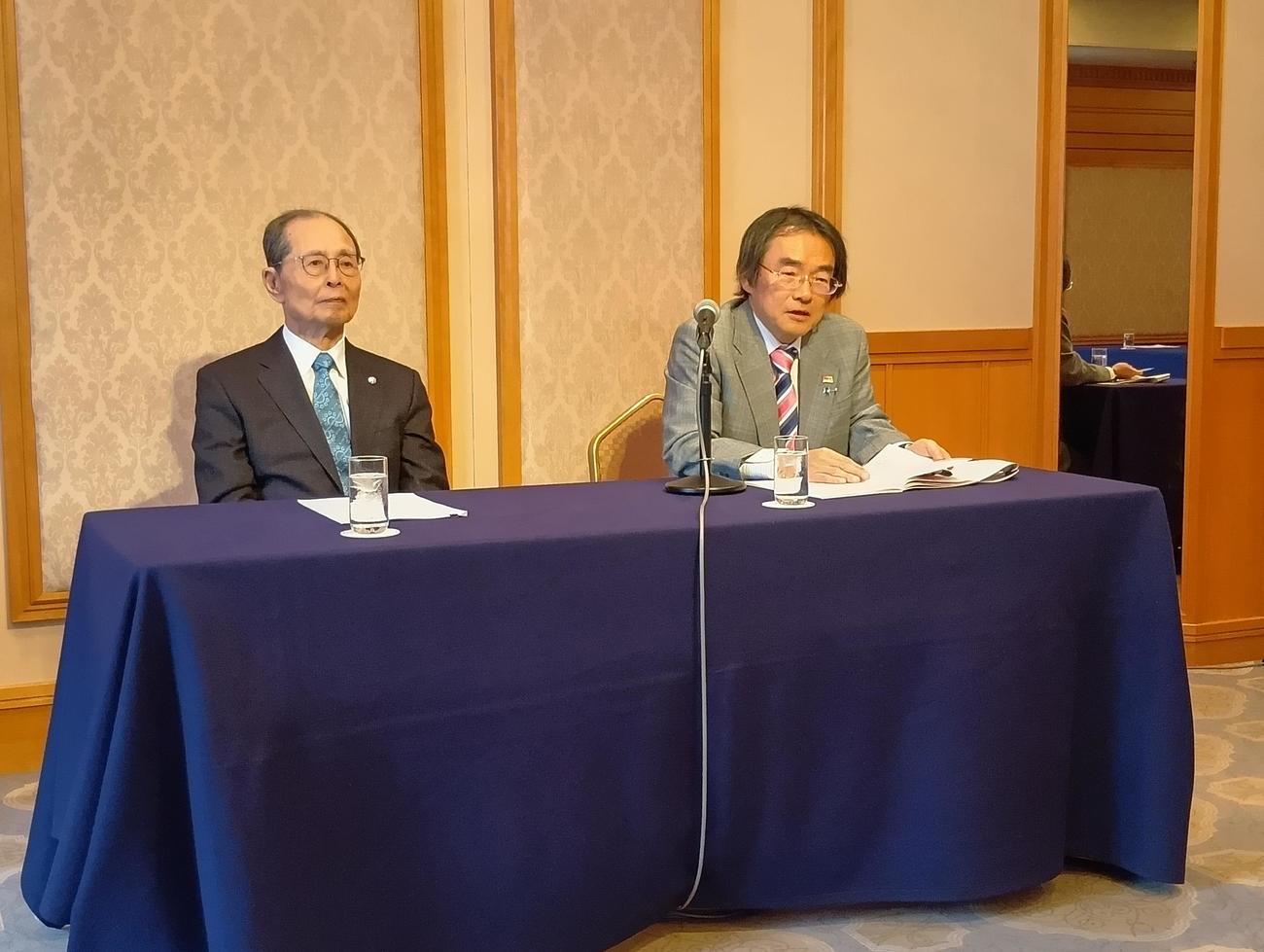 正力松太郎賞の選考委員会を終えて会見に出席した選考委員の王貞治氏（左）と門田隆将氏