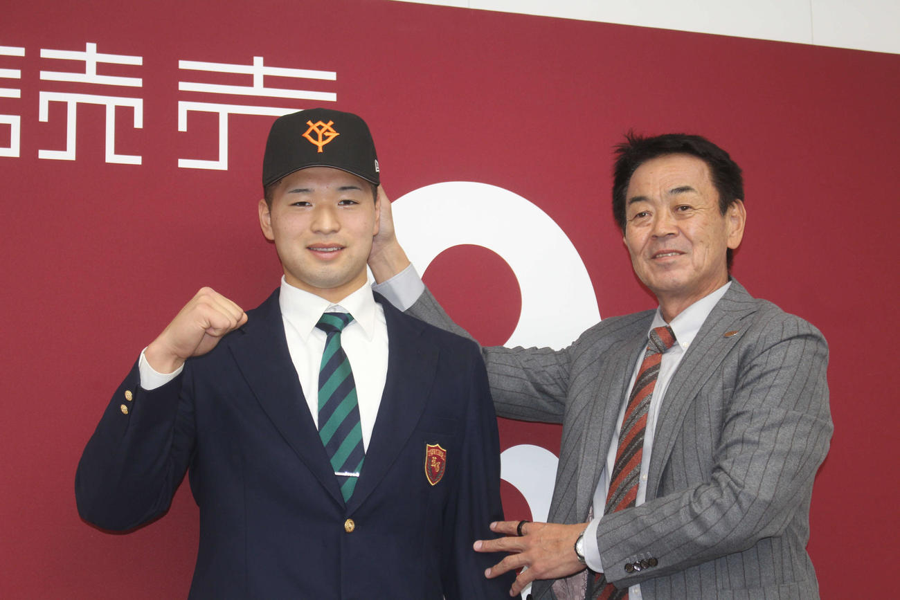 仮契約を結んだ藤井。右は水野編成本部長