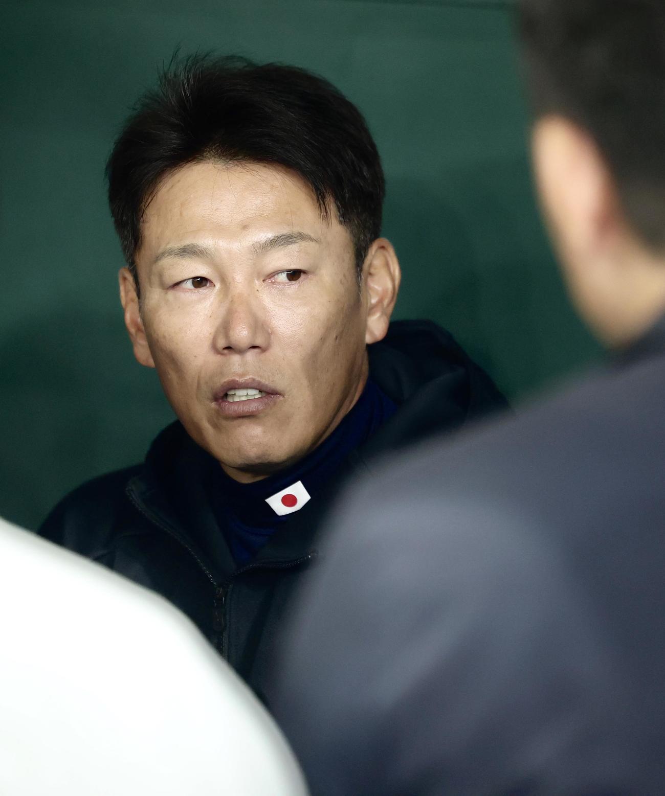 記者の質問に答える侍ジャパン井端監督（撮影・河田真司）
