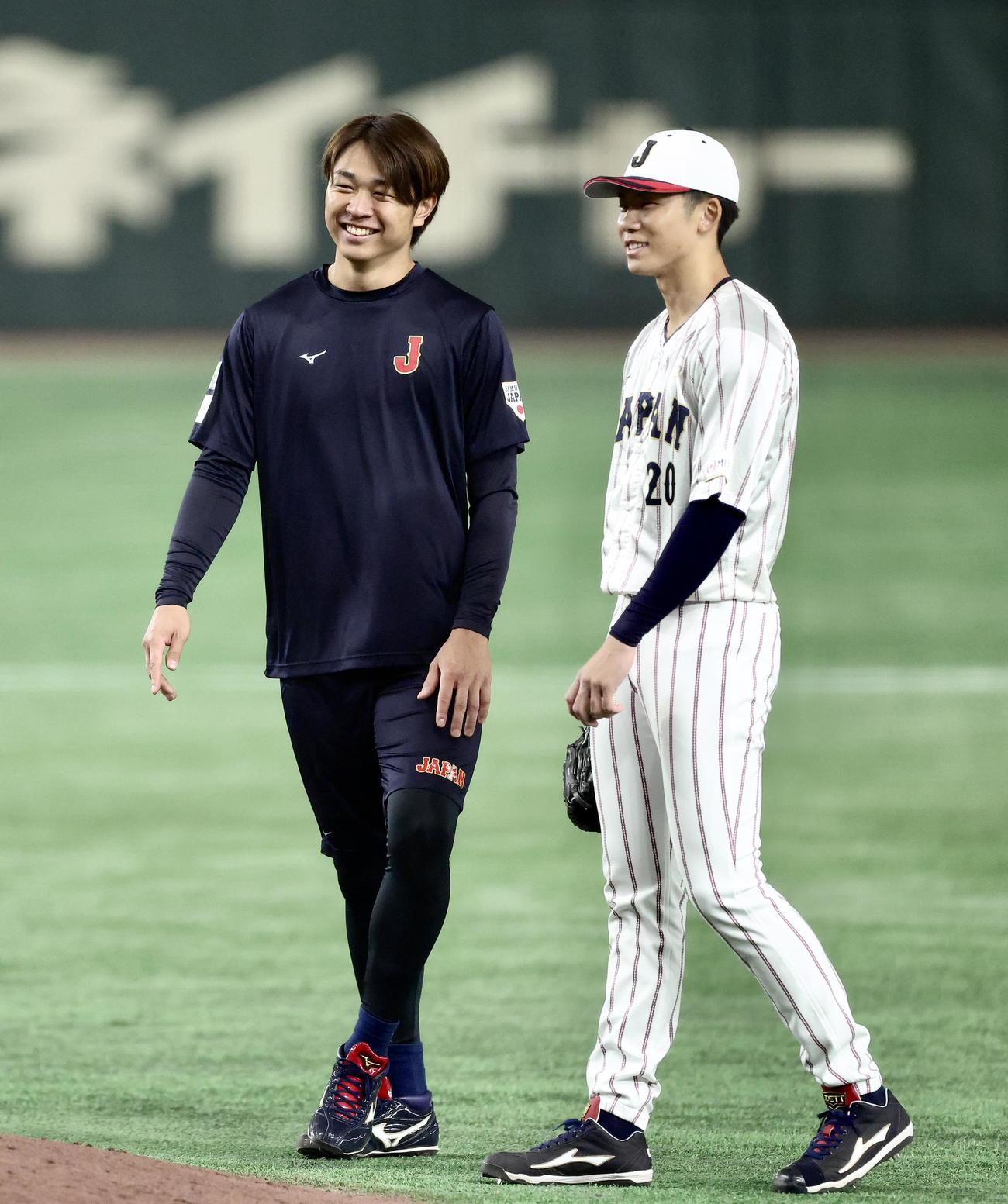 投手練習で言葉を交わす高橋宏（左）と曽谷（撮影・河田真司）