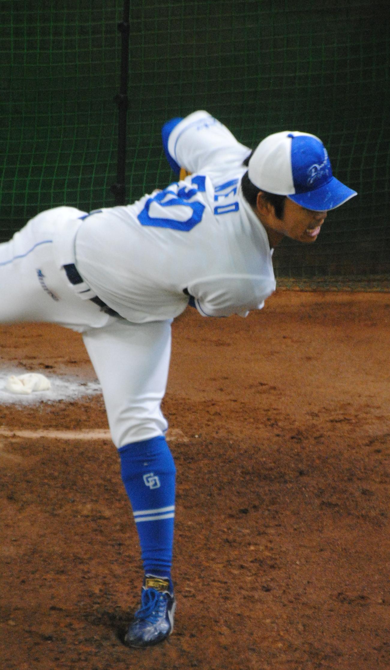 中日根尾はブルペンで投球練習を行う（2025年11月13日、ナゴヤ球場）