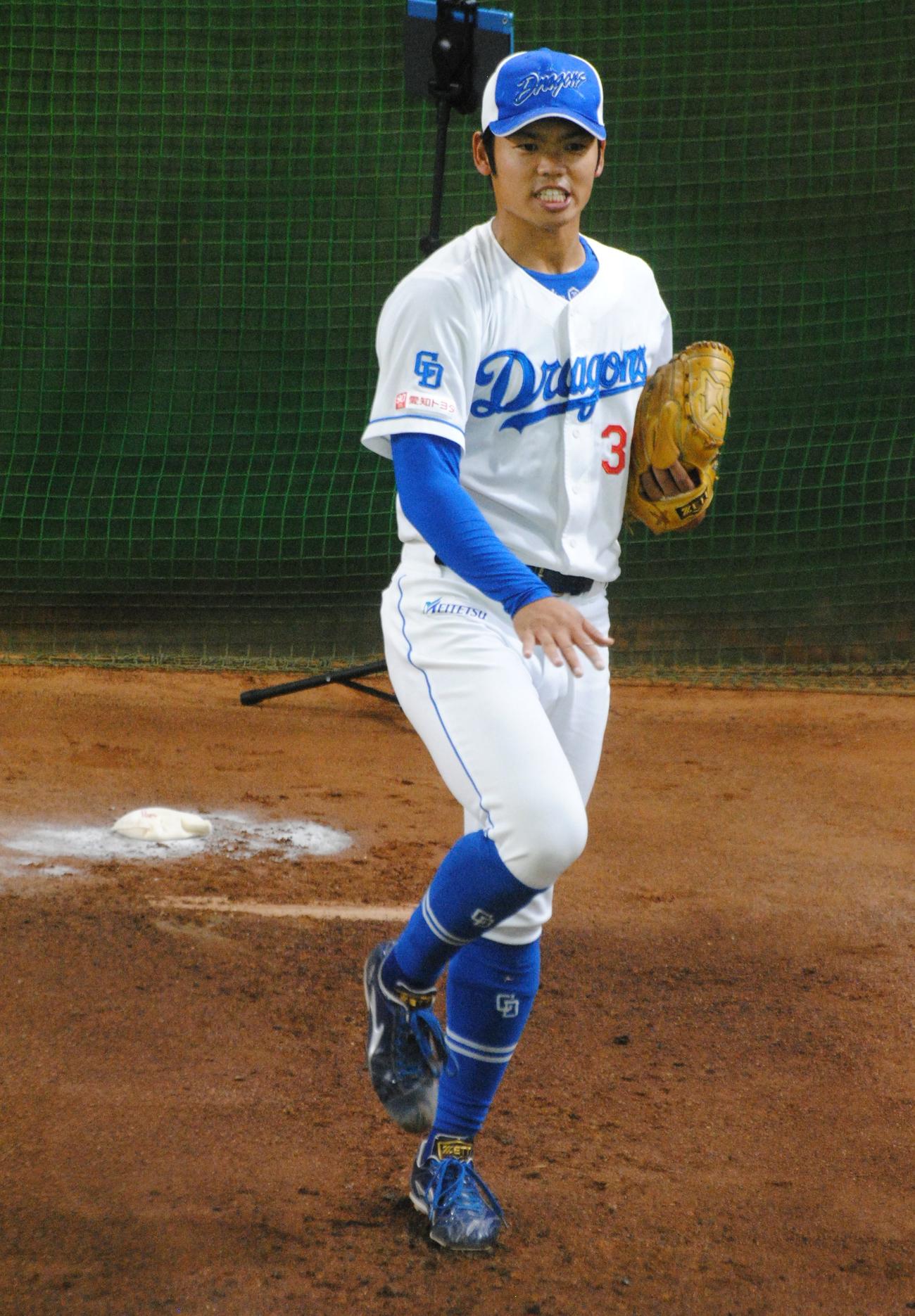 中日根尾はブルペンで投球練習を行う