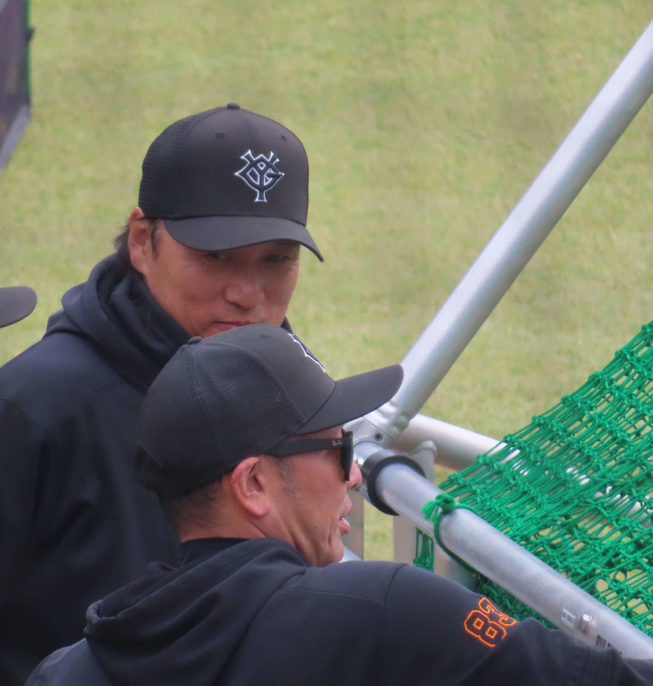 巨人阿部監督（下）と話す李承■（■は火ヘンに華）臨時コーチ（撮影・水谷京裕）