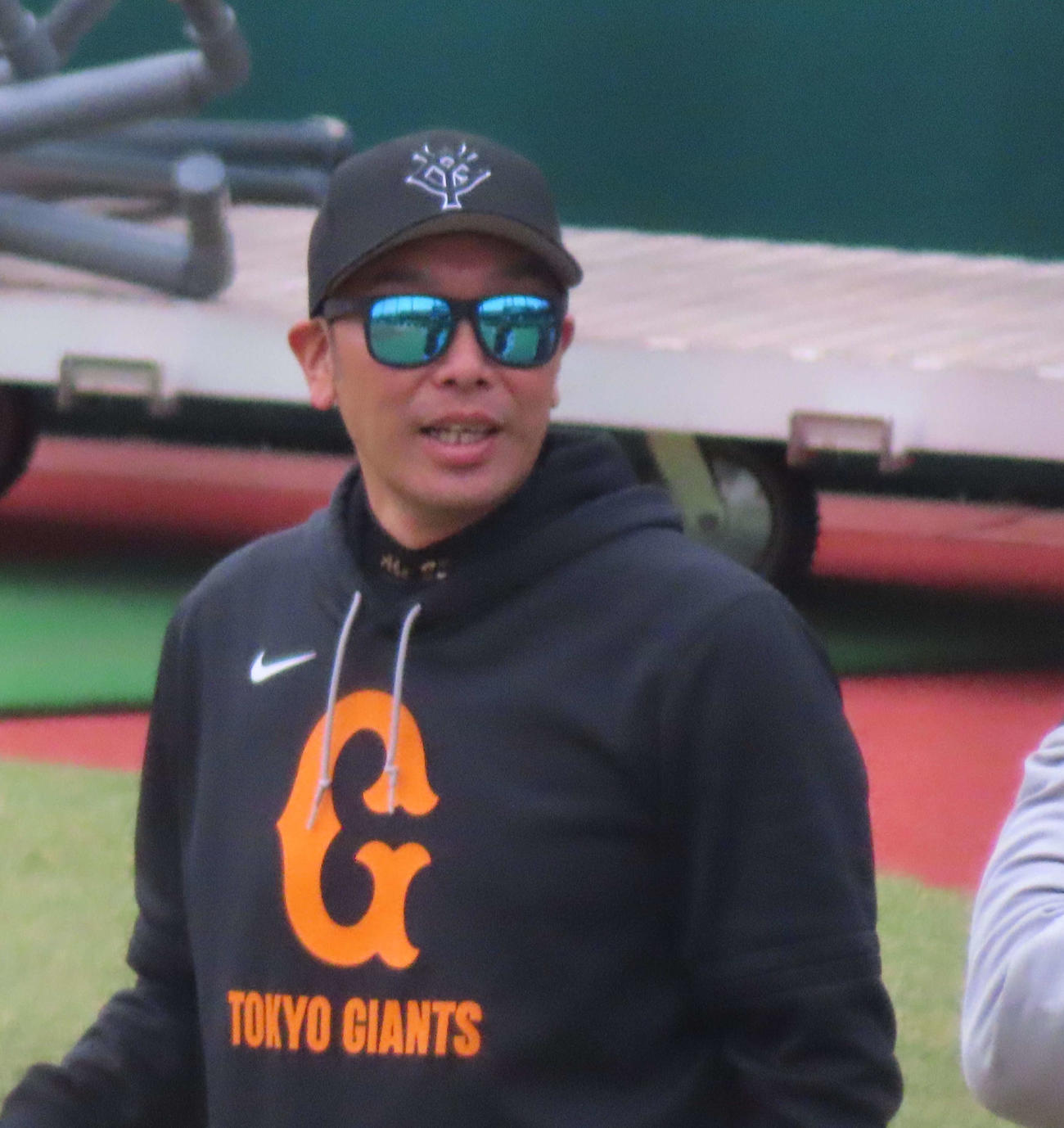練習を見守る巨人阿部監督（撮影・水谷京裕）