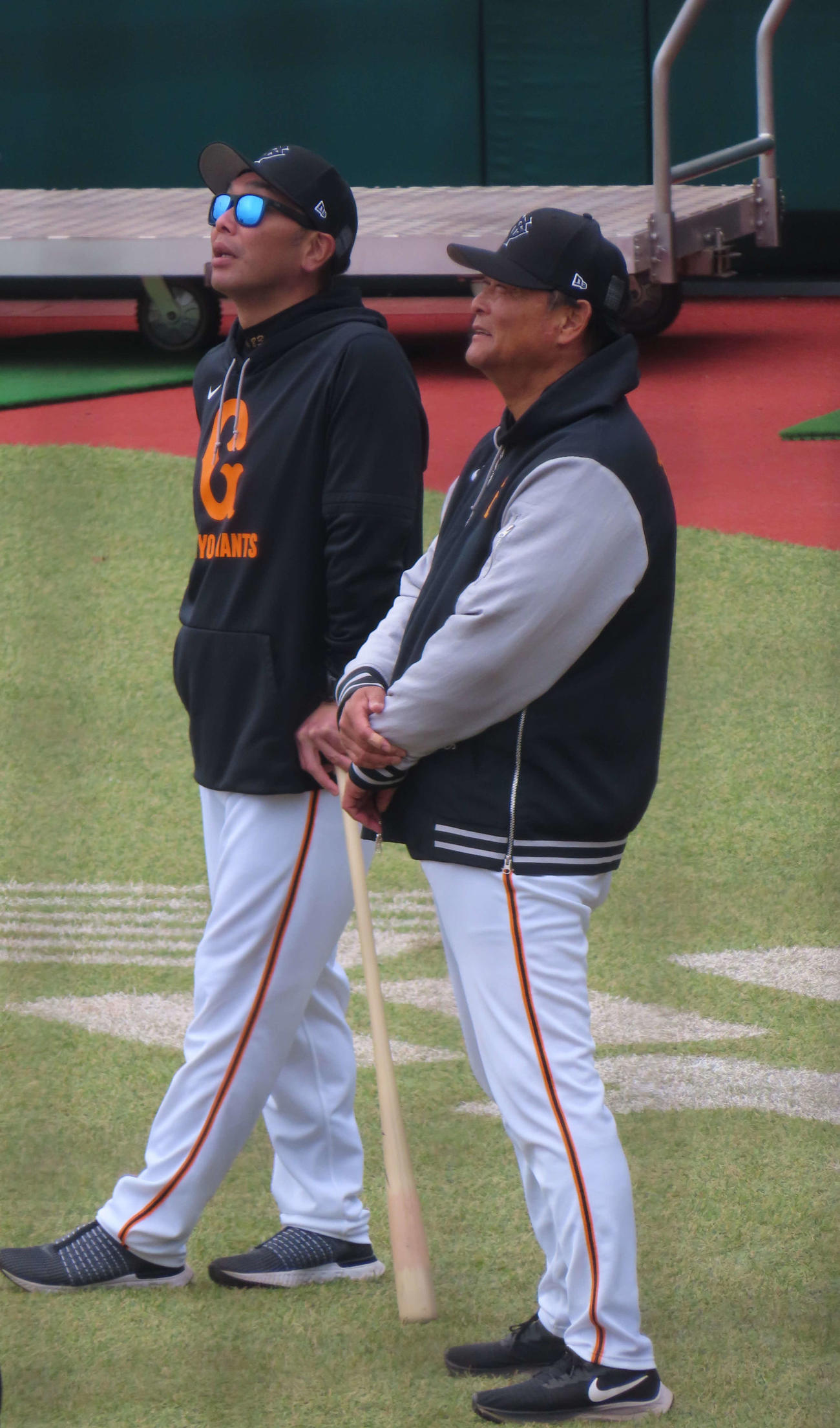 練習を見守る巨人阿部監督（左）と橋上コーチ（撮影・水谷京裕）