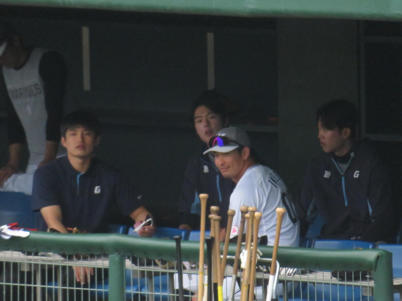 練習開始前にロッテジャイアンツの選手と談笑する池田（手前）（撮影・星夏穂）