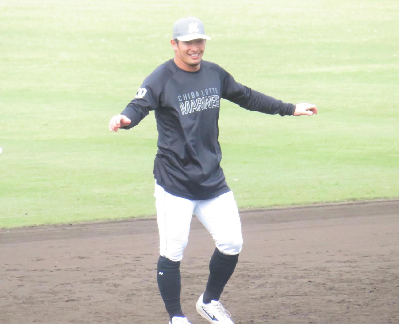 走塁練習で笑顔を見せる池田（手前）（撮影・星夏穂）