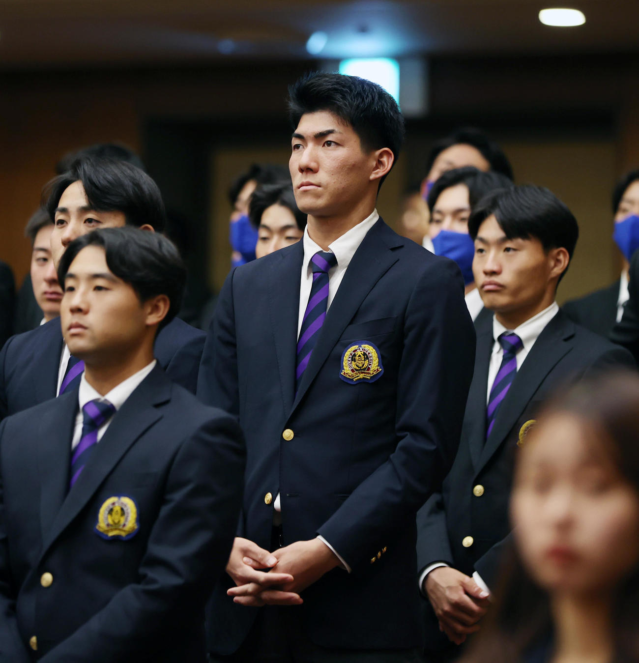 開会式の出場校紹介で起立する佛教大・赤木（中央）（撮影・柴田隆二）