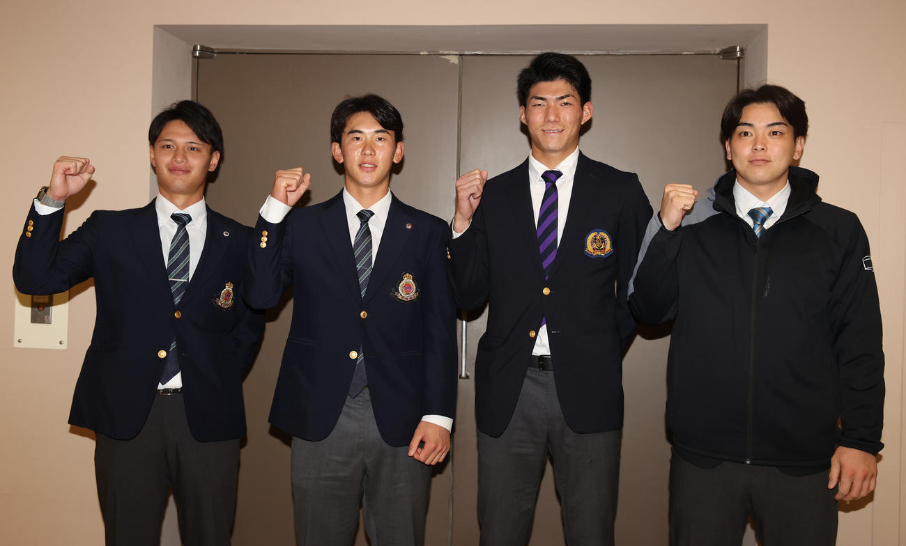 開会式でガッツポーズする。左から明大・毛利、小島、佛教大・赤木、青学大・中西（撮影・柴田隆二）