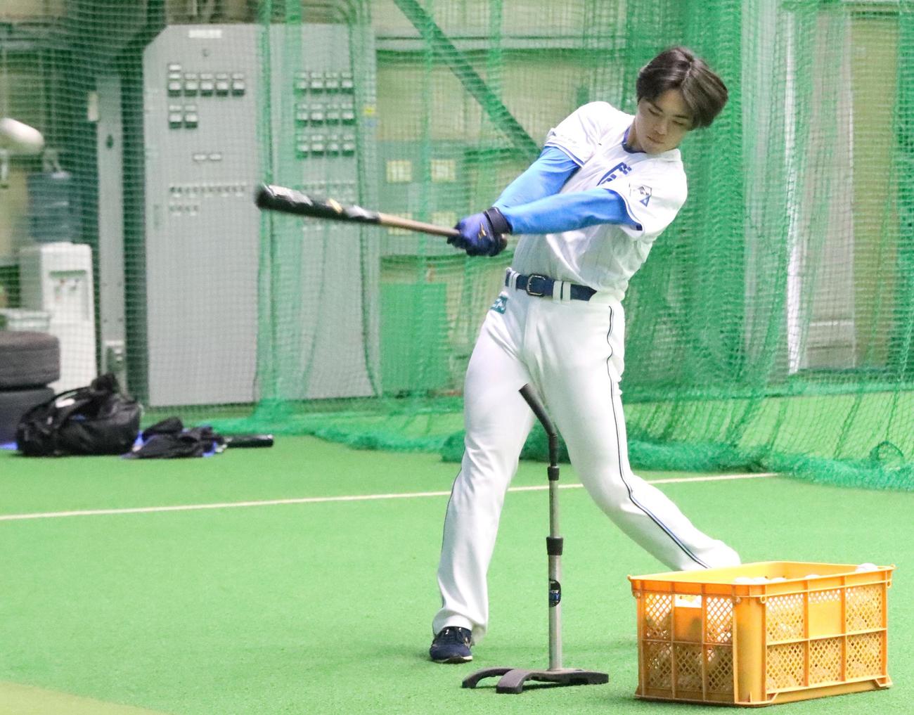 室内でティー打撃をする日本ハム柴田