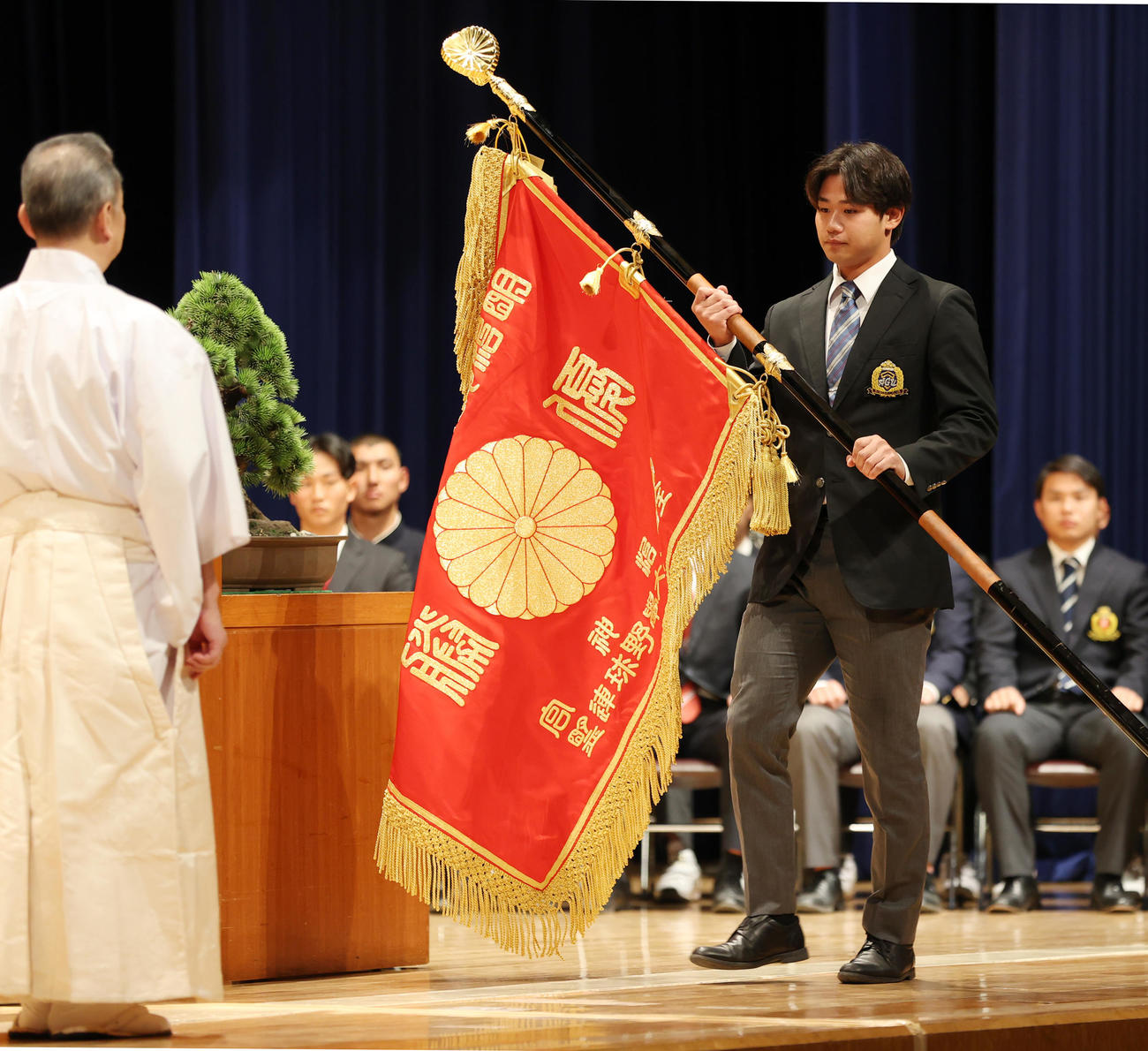 開会式で優勝旗を返還する青学大・藤原主将（撮影・柴田隆二）