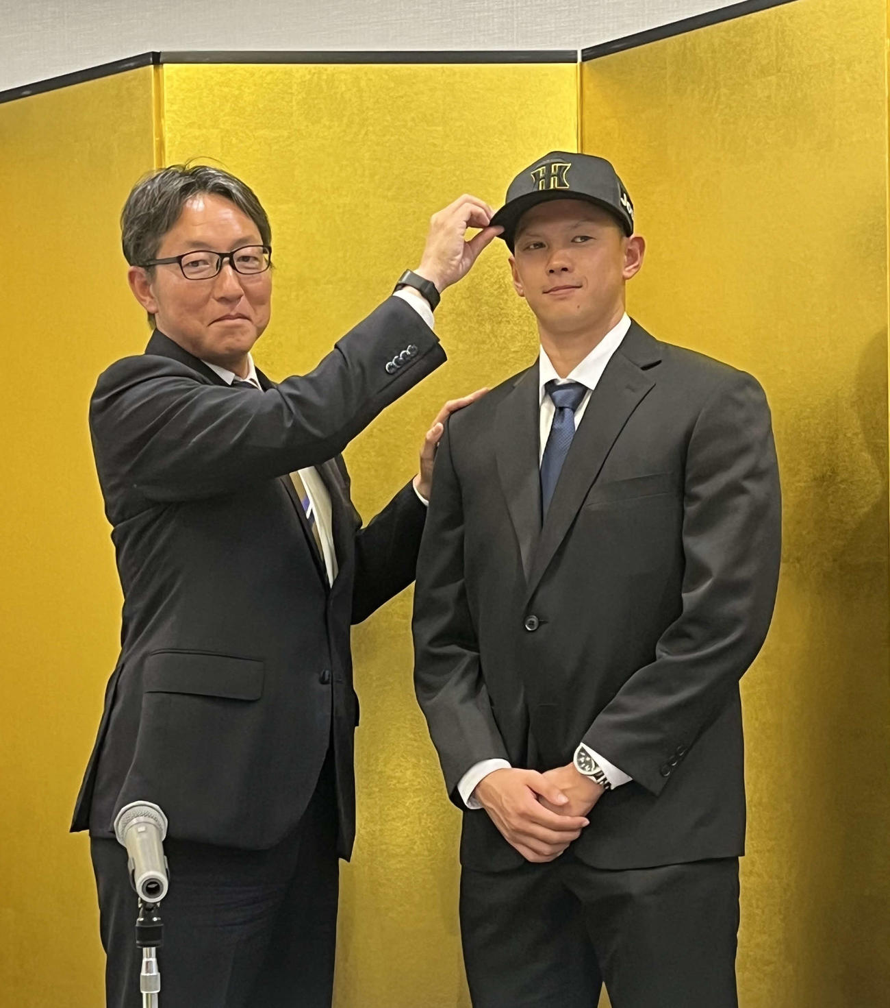 仮契約を行った阪神ドラフト5位のオイシックス能登（右）と吉野担当スカウト（撮影・磯綾乃）