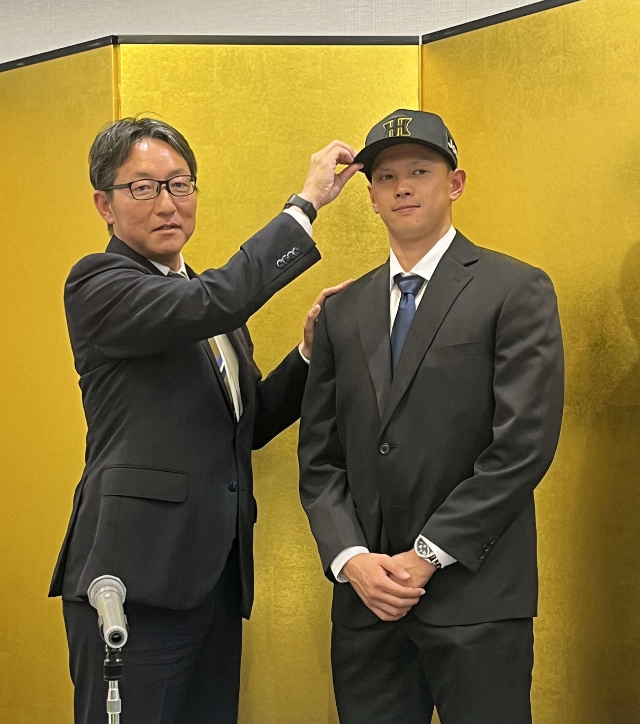 仮契約を行った阪神ドラフト5位のオイシックス能登（右）と吉野担当スカウト（撮影・磯綾乃）