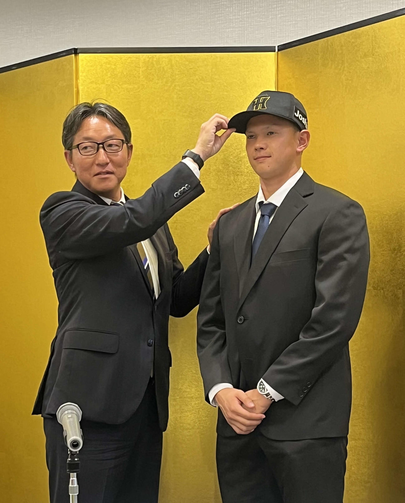 仮契約を行った阪神ドラフト5位のオイシックス能登（右）と吉野担当スカウト（撮影・磯綾乃）