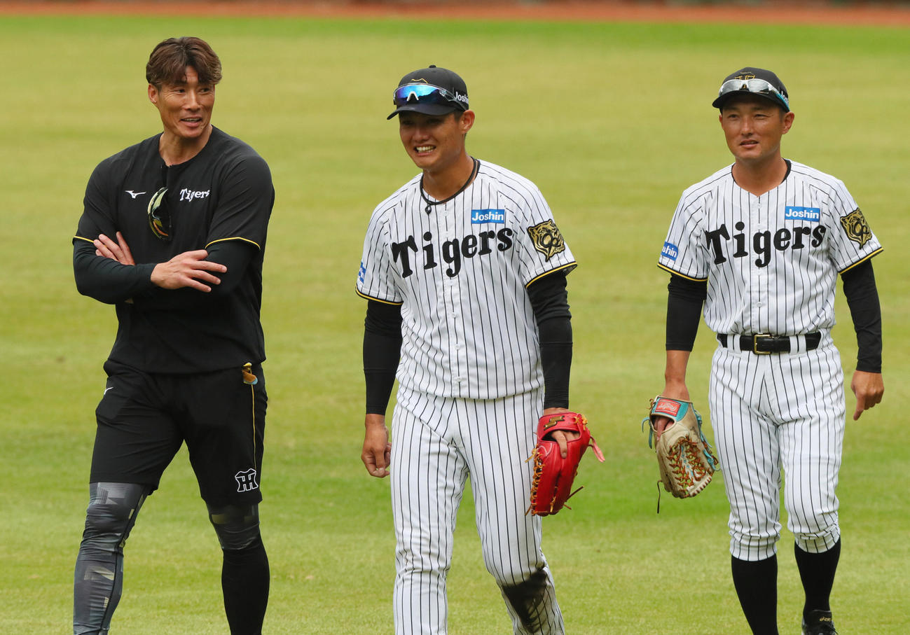外野守備練習を終えた阪神西純（中央）と話す糸井SA。右は工藤2軍外野守備走塁コーチ（撮影・上山淳一）