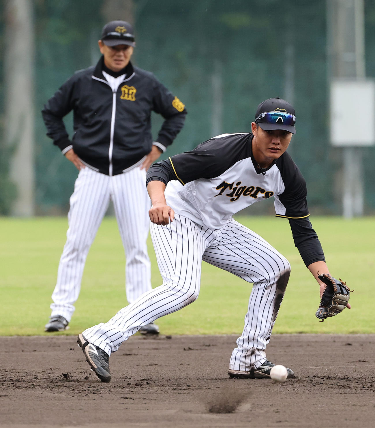内野ノックを受ける西純。後方は和田ヘッドコーチ（撮影・上田博志）