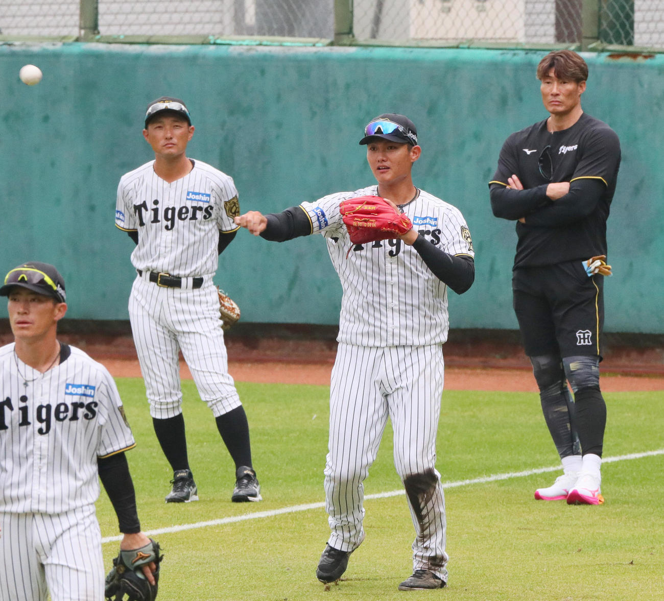 外野守備練習を見つめる糸井SA（右）。左から福島、工藤2軍外野守備走塁コーチ、西純（撮影・上山淳一）