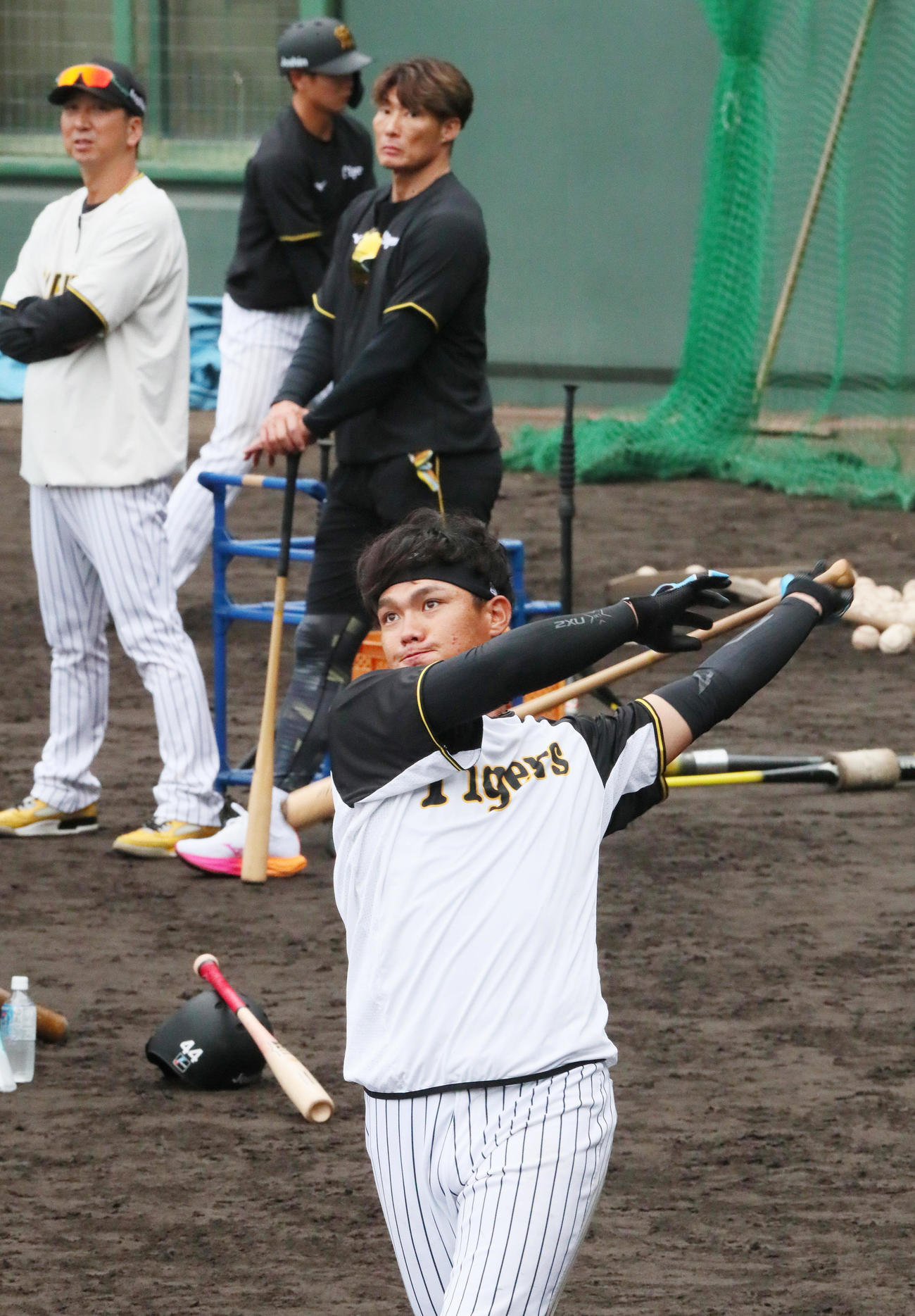 打撃練習を行う阪神西純矢（撮影・上山淳一）