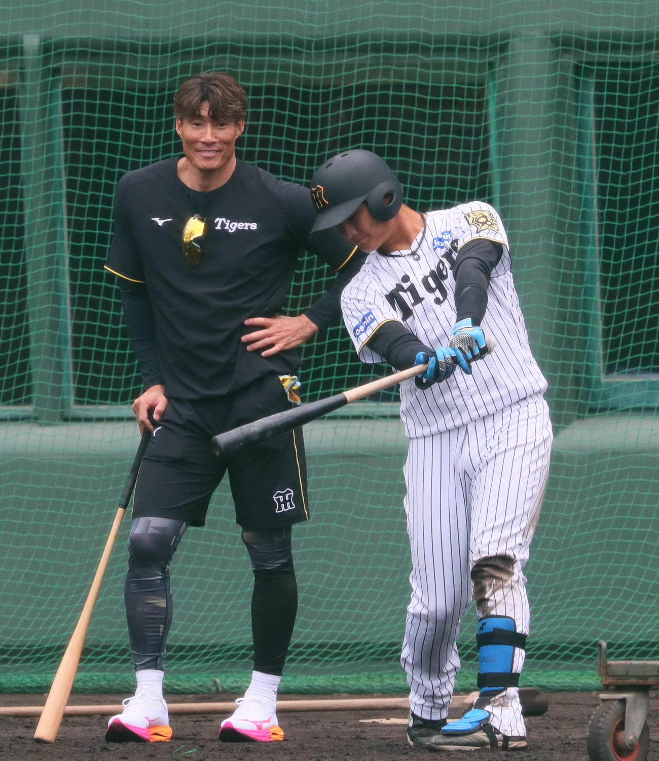 ランチ特打する阪神西純（右）を指導する糸井SA（撮影・上山淳一）
