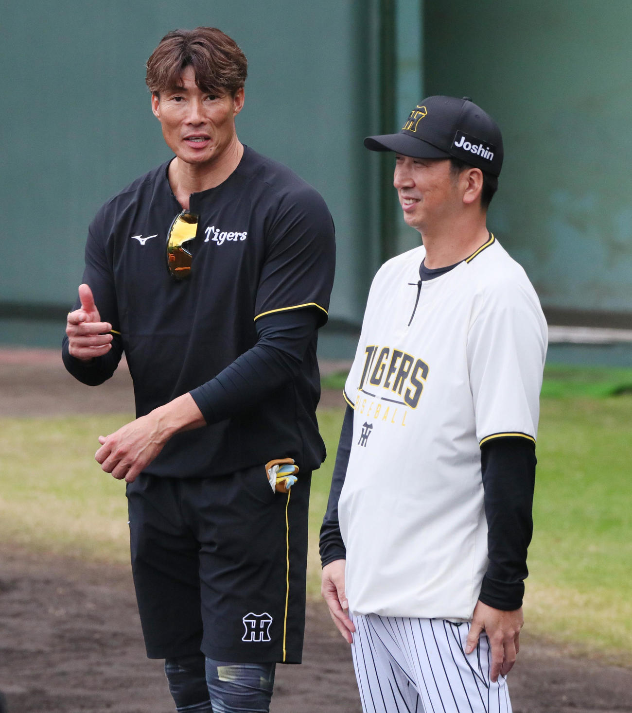 打撃練習を見ながら阪神藤川監督（右）と話す糸井SA（撮影・上山淳一）