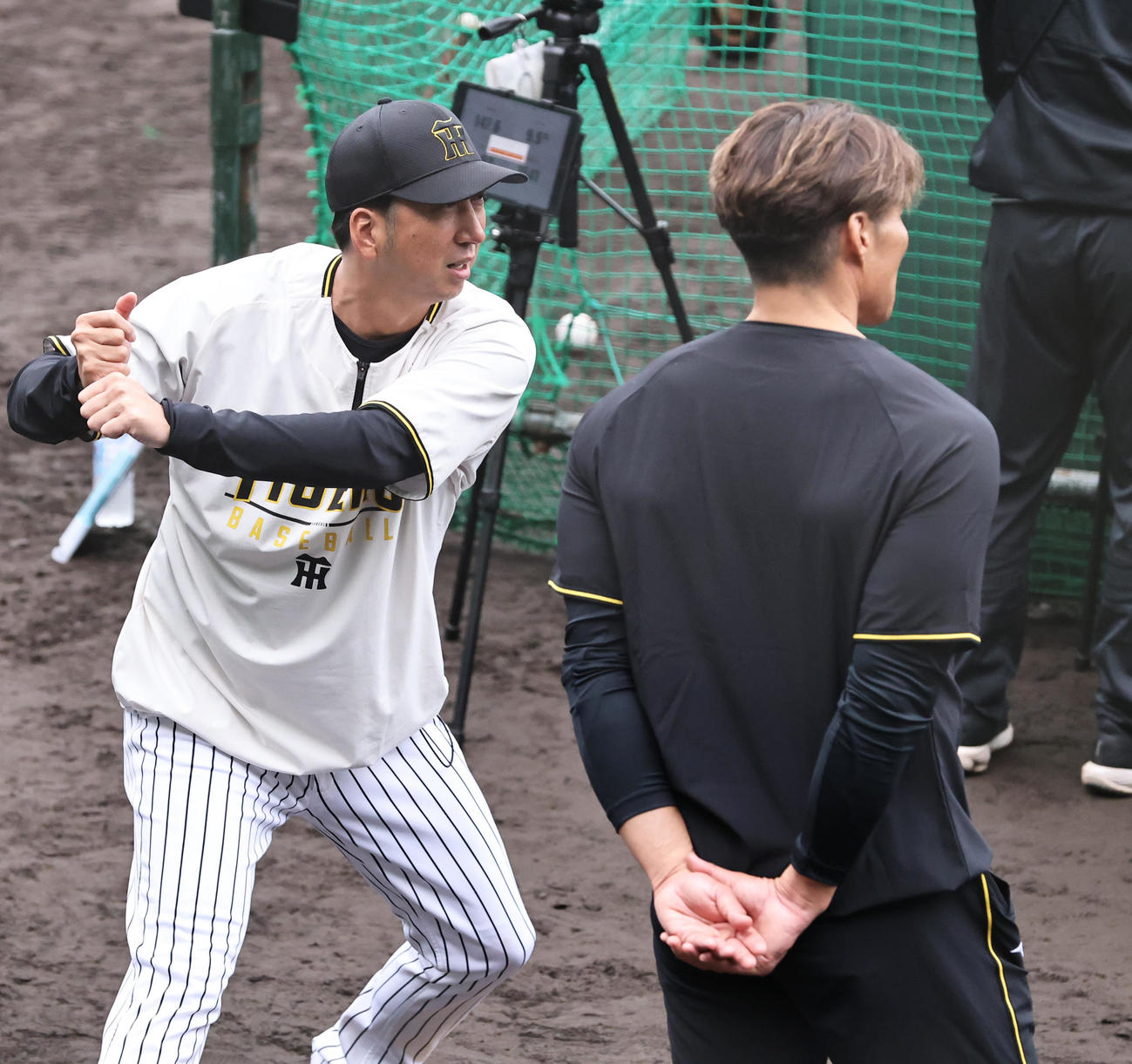打撃練習を見ながら阪神糸井SA（右）と話す藤川監督（撮影・上山淳一）