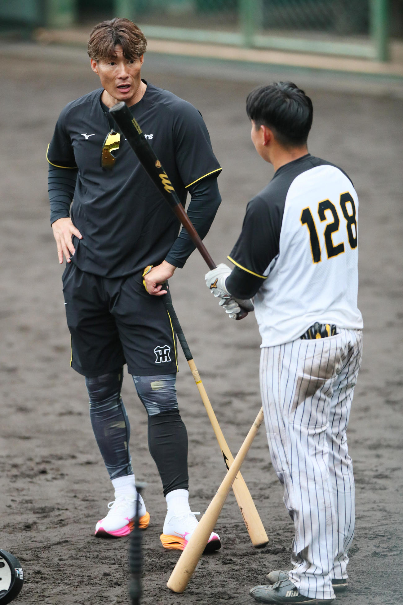 阪神嶋村（右）を指導する糸井SA（撮影・上山淳一）