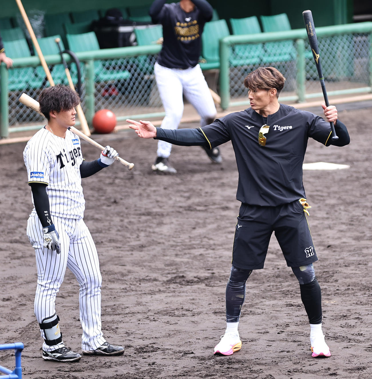 阪神前川（左）を指導する糸井SA（撮影・上山淳一）