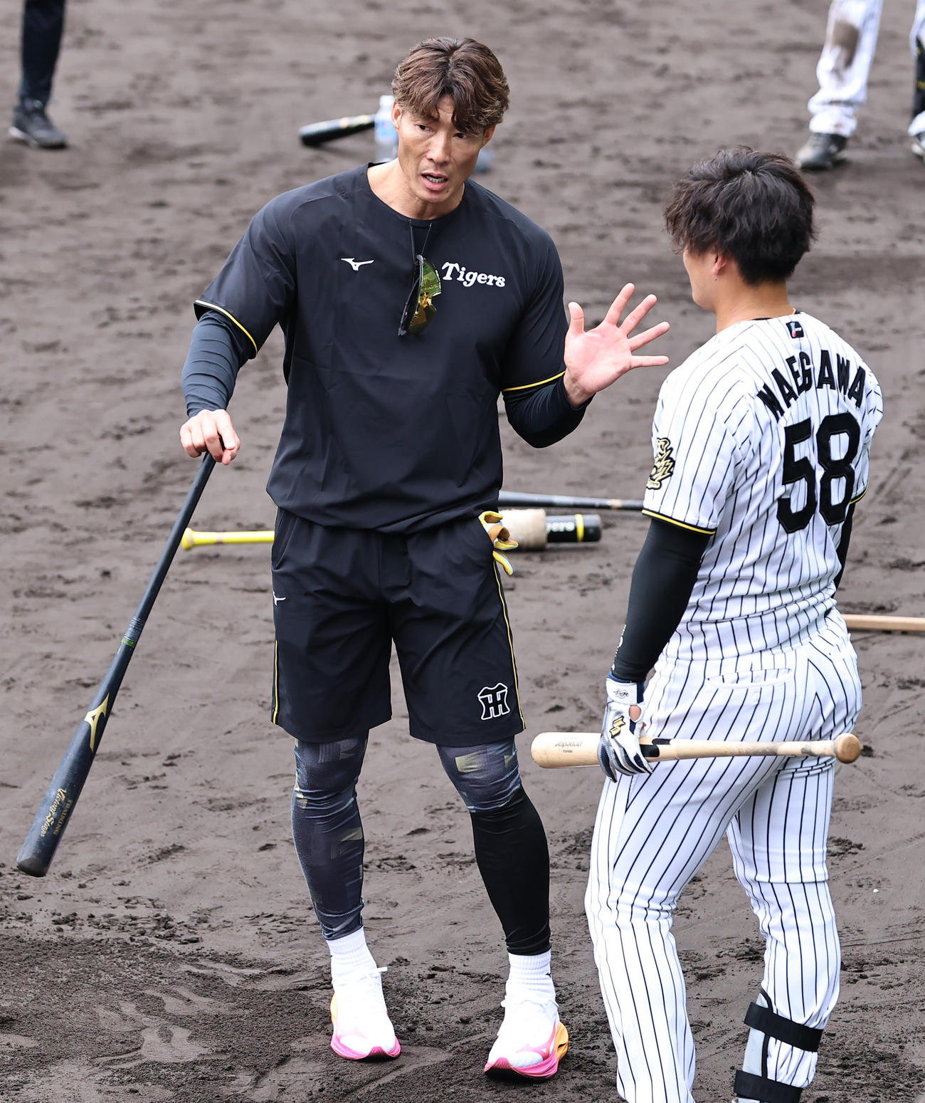 阪神前川（右）を指導する糸井SA（撮影・上山淳一）
