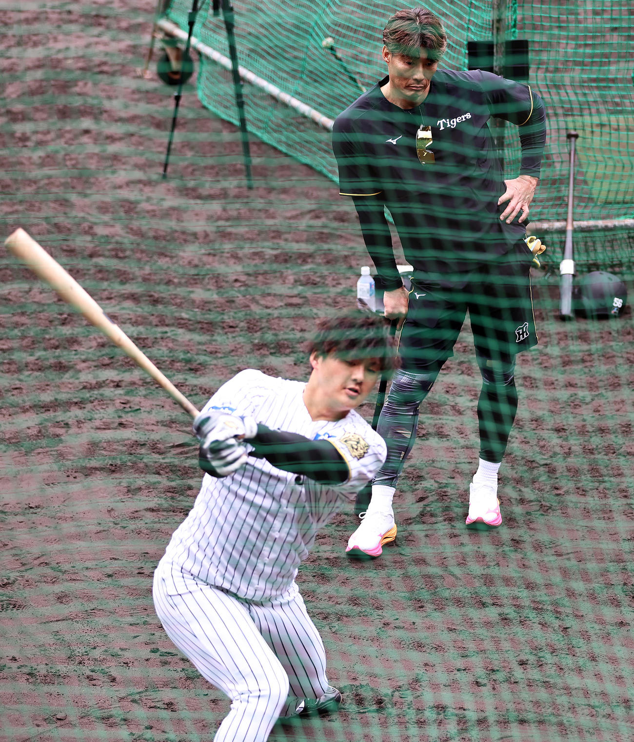 トス打撃を行う阪神前川（手前）を見る糸井SA（撮影・上山淳一）