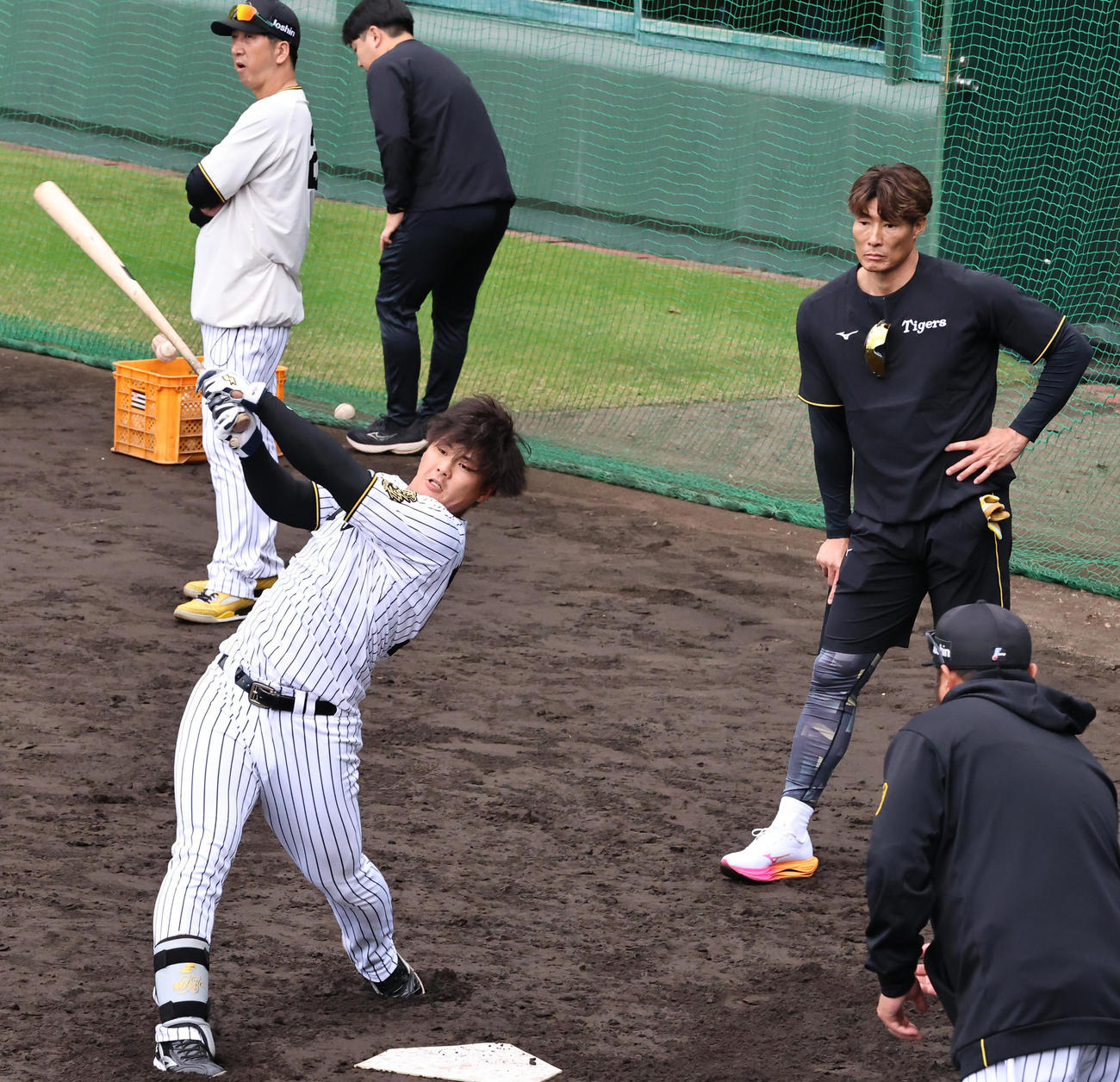 ロングティー打撃を行う阪神前川（中央）を見る糸井SA。左は藤川監督（撮影・上山淳一）