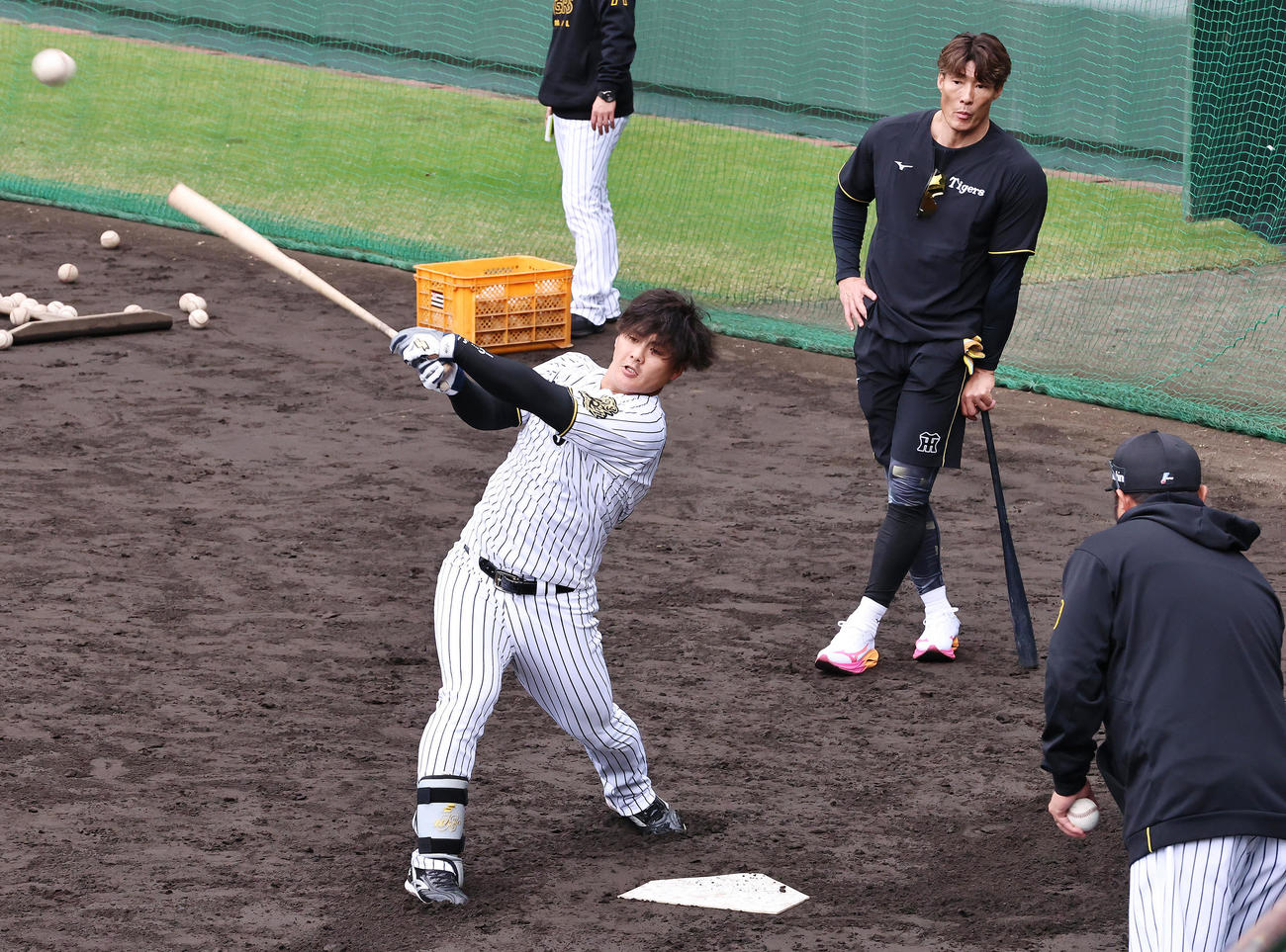 ロングティー打撃を行う阪神前川（左）を見る糸井SA（撮影・上山淳一）