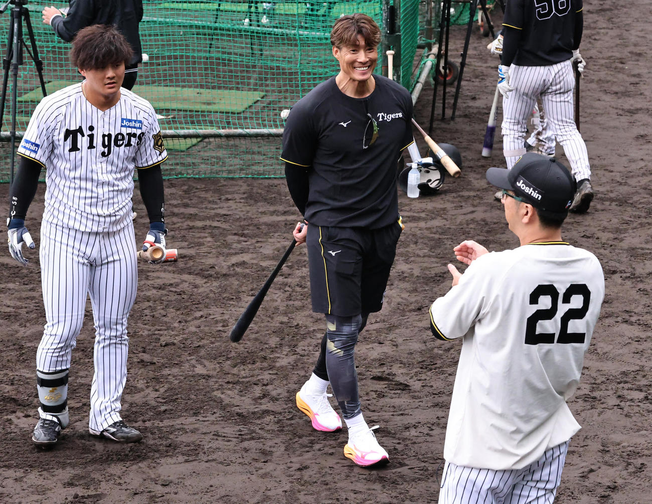 阪神前川（左）を指導する藤川監督（右）と糸井SA（撮影・上山淳一）