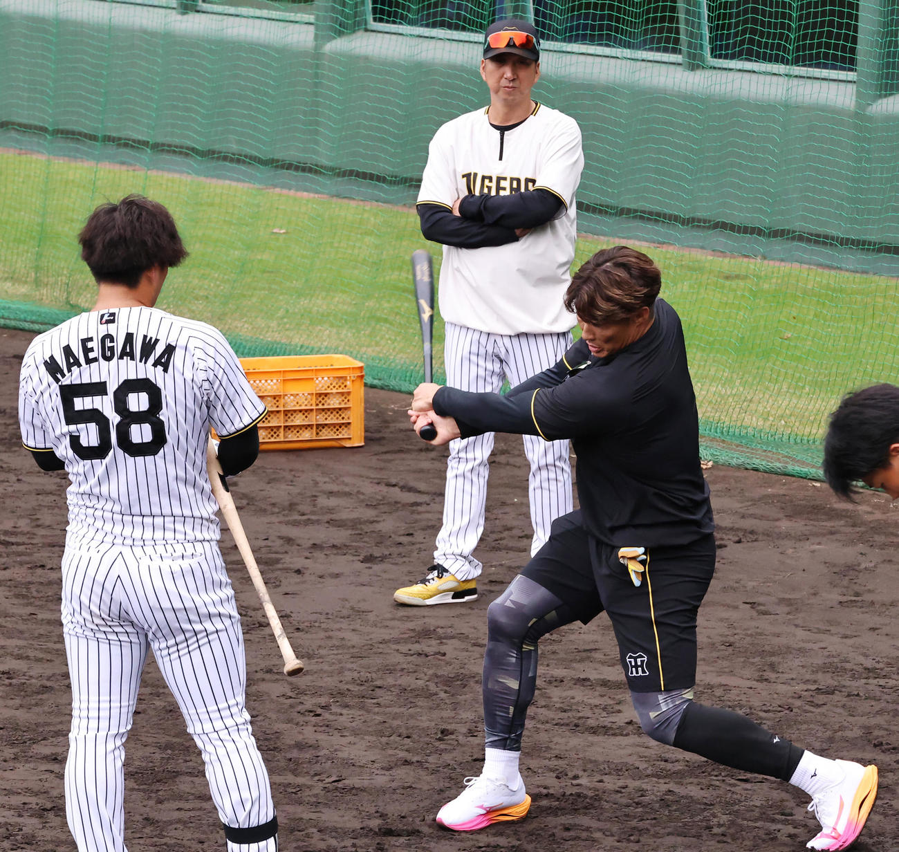阪神藤川監督（中央）が見守る中、前川（左）を指導する糸井SA（撮影・上山淳一）