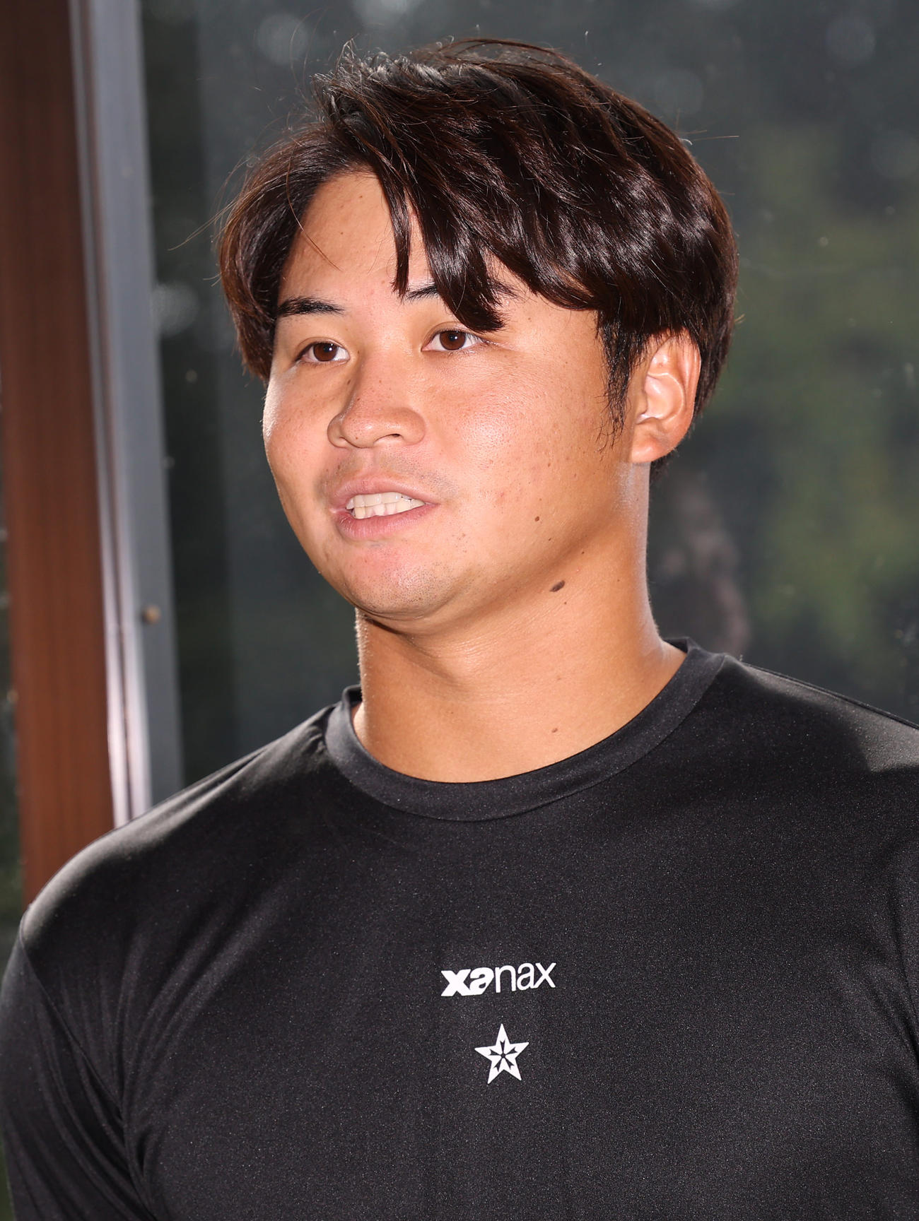契約更改を終えた松原は記者の取材に応じる（撮影・上田博志）