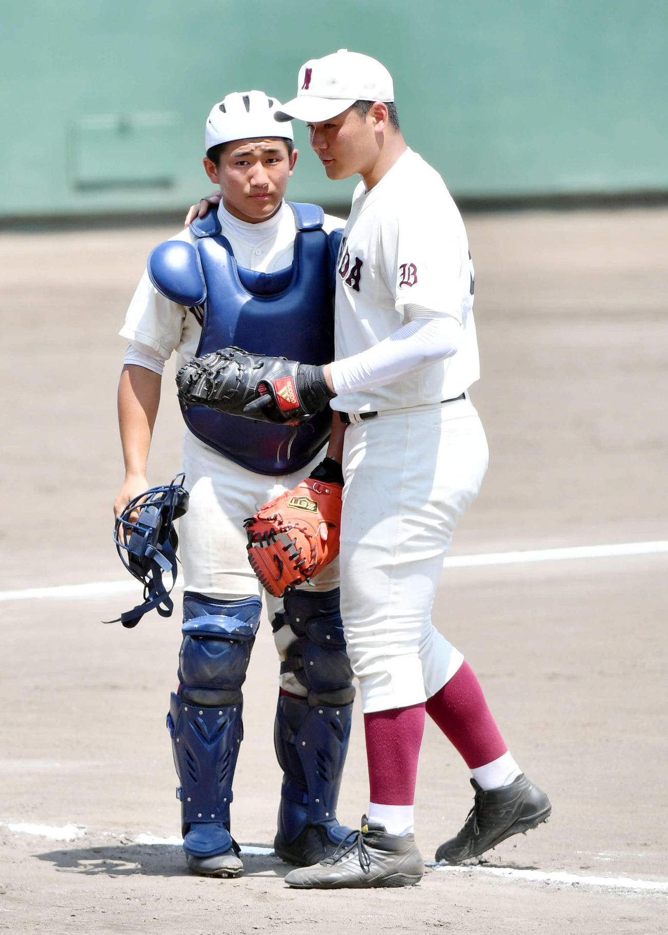 南平対早実　6回表南平2死二塁、早実・清宮（右）は捕手野村に声をかける（2017年7月15日撮影）