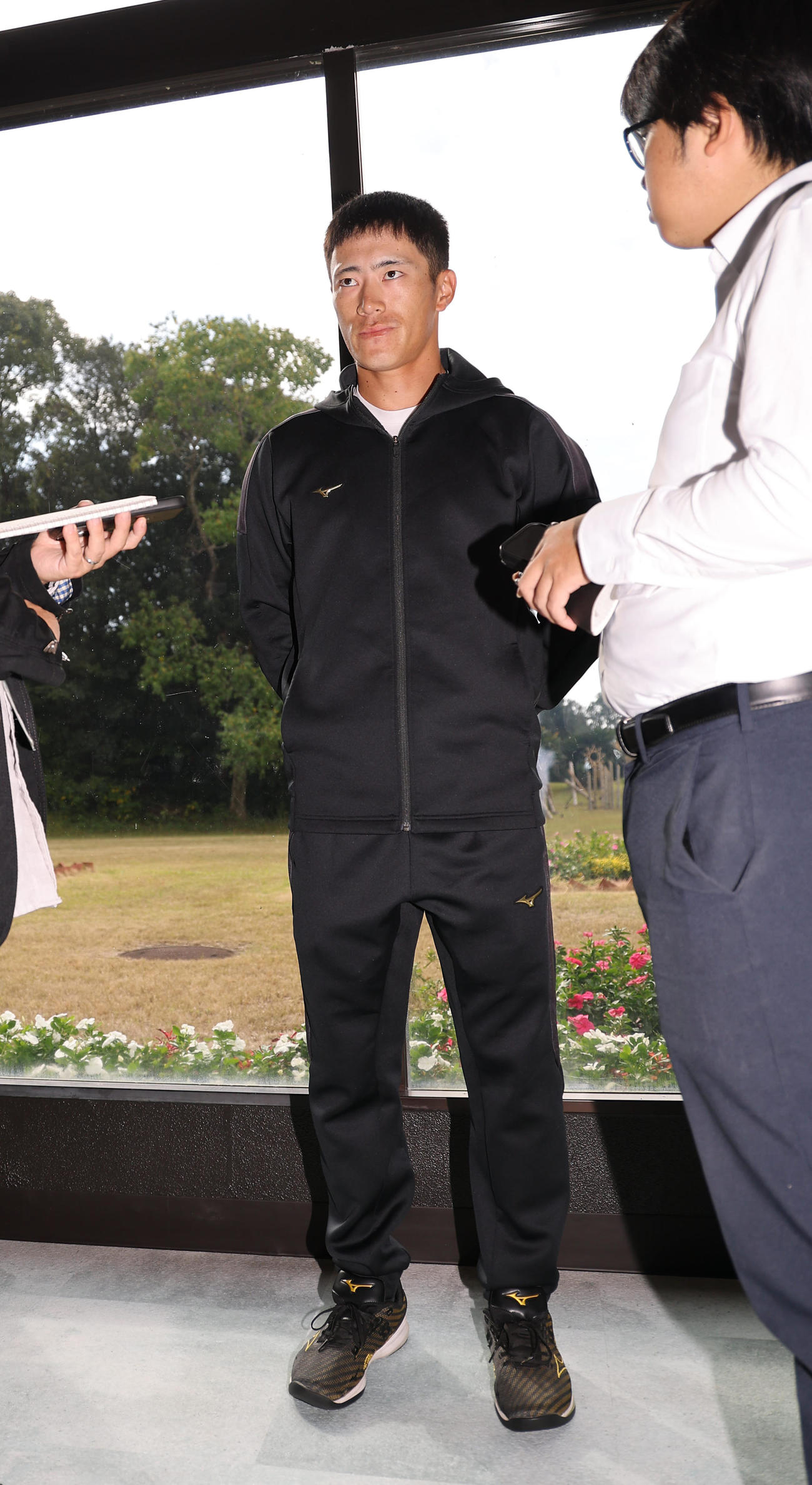 契約更改を終えた福島は記者の取材に応じる（撮影・上田博志）