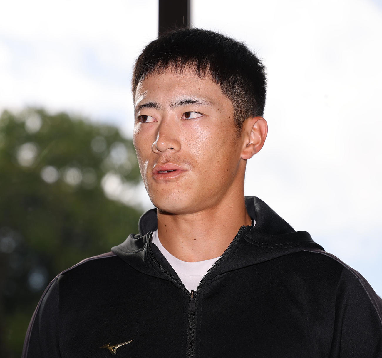 契約更改を終えた福島は記者の取材に応じる（撮影・上田博志）