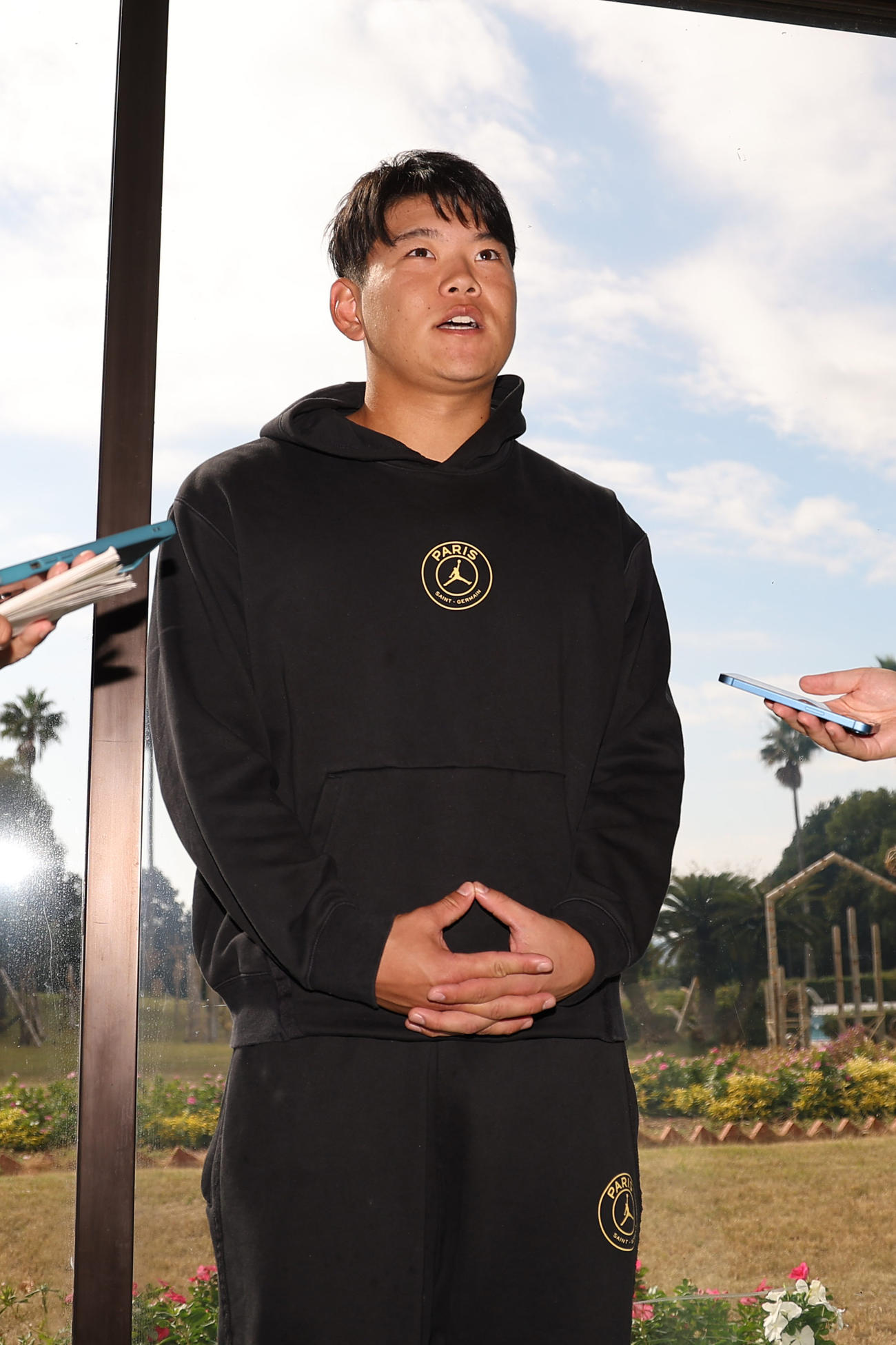 契約更改を終えた嶋村は記者の取材に応じる（撮影・上田博志）