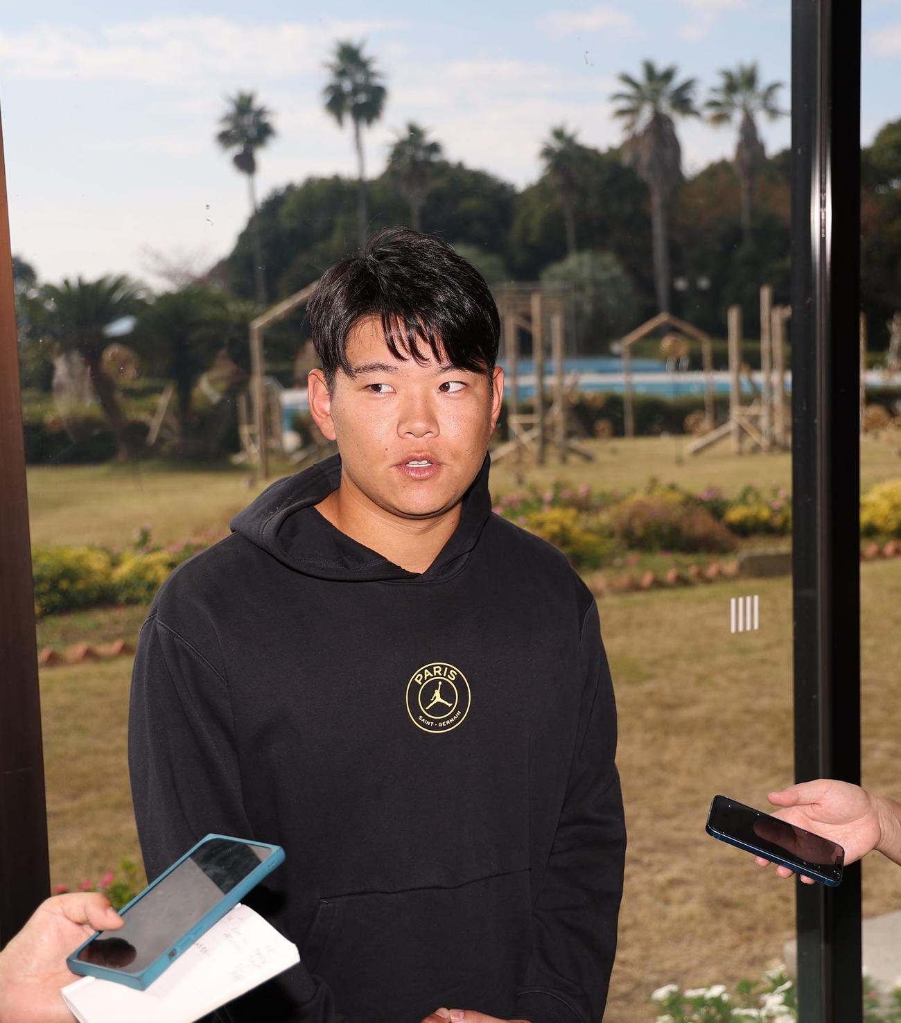 契約更改を終えた嶋村は記者の取材に応じる（撮影・上田博志）