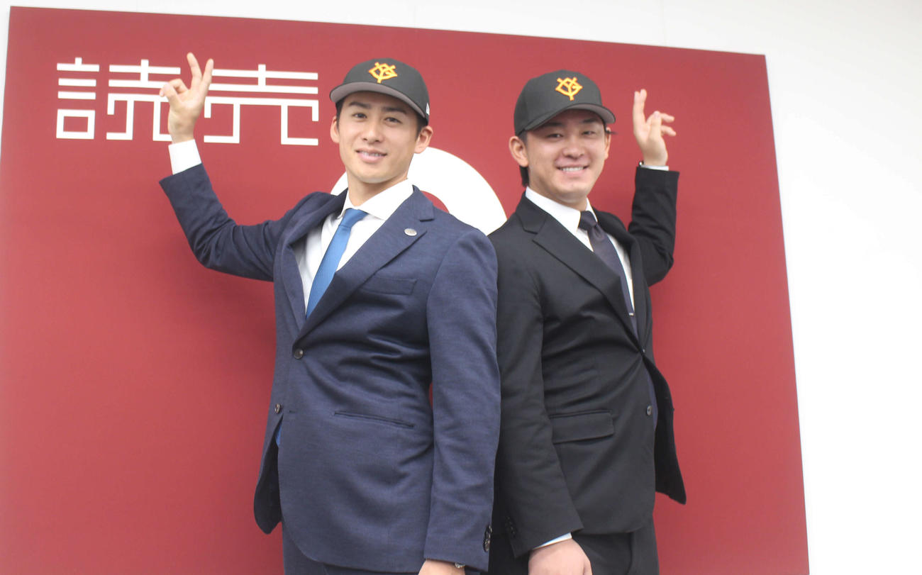 入団会見でポーズを決める板東（左）と北浦