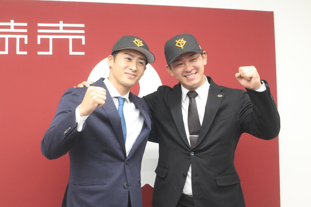 入団会見でポーズを決める板東（左）と北浦