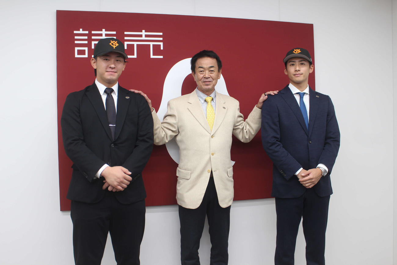 入団会見に臨んだ北浦、水野編成本部長、板東（左から）